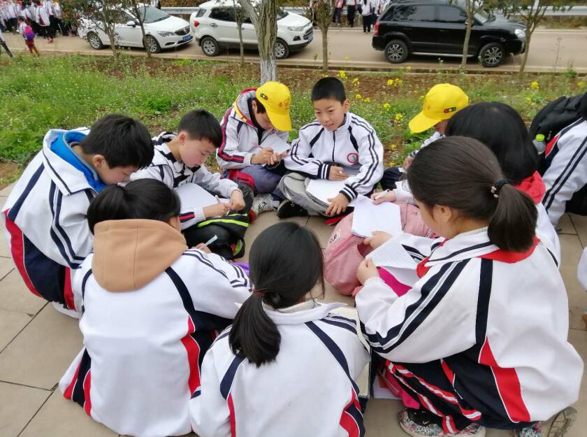 快樂遠足與春天相約陵江五小舉行研學旅行實踐活動